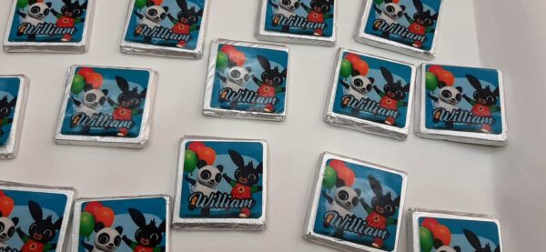 20 QUADROTTI DI CIOCCOLATO A LATTE CON STAMPA BING   PERSONALIZZATA