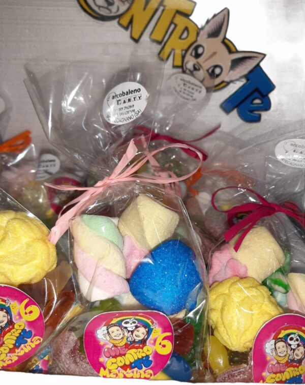 ME CONTRO TE LUI E SOFI SCATOLA IN POLISTIROLO PERSONALIZZATA CON 20 SACCHETTI DI CARAMELLE - immagine 2