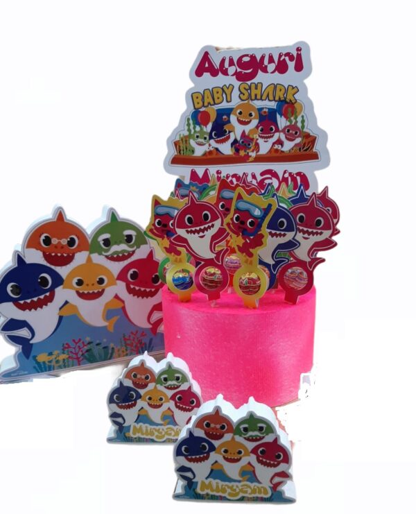 KIT CHUPA CHUPS BABY SHARK CON BASE E TOPPER PERSONALIZZATO - immagine 2