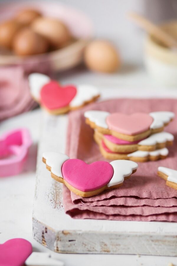 SET 2 TAGLIAPASTA LOVE IN PLASTICA SAN VALENTINO - immagine 2