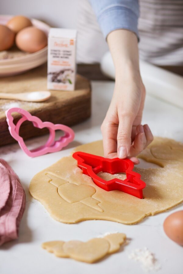 SET 2 TAGLIAPASTA LOVE IN PLASTICA SAN VALENTINO - immagine 3