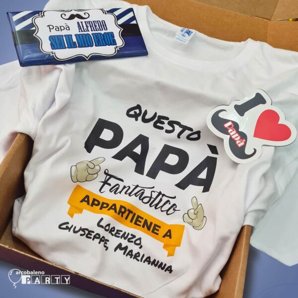 BOX FESTA DEL PAPA' CON TAVOLETTA DI CIOCCOLATO T-SHIRT PERSONALIZZATA E MAGNETE  A TEMA - immagine 2