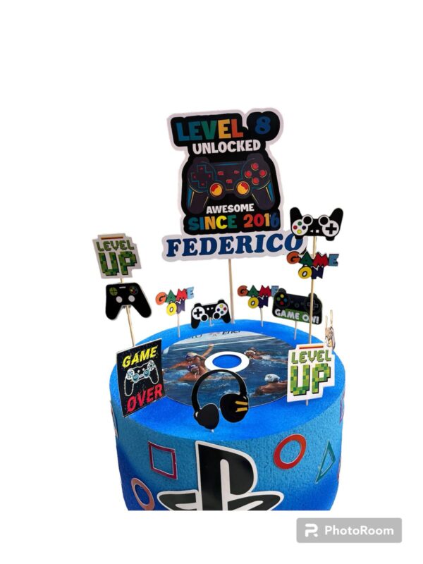 Torta scenografica tema Playstation personalizzata con nome ed età in polistirolo - immagine 3